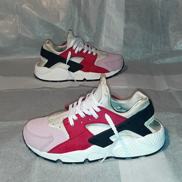 Nike Shoes - Nike Huarache Sneakers Women 7